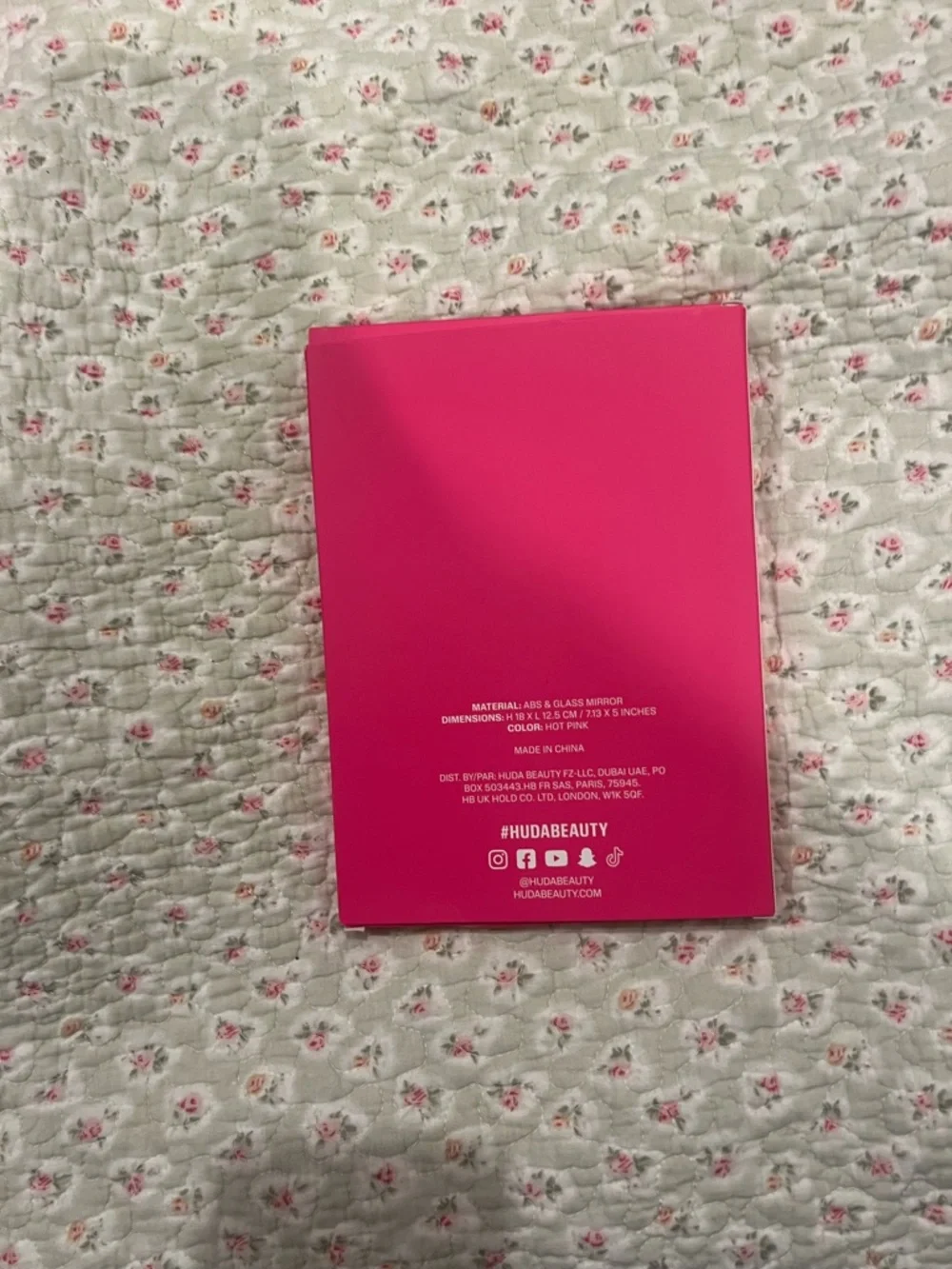 HUDA BEAUTY Heart-Shaped Hand Mirror in Bright Pink